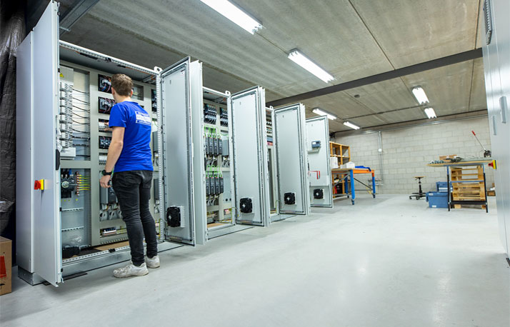Elektro installatiebedrijf in de Achterhoek nodig? Krabbenborg Elextrotechniek verzorgt alle elektrotechnische installaties voor bedrijven.