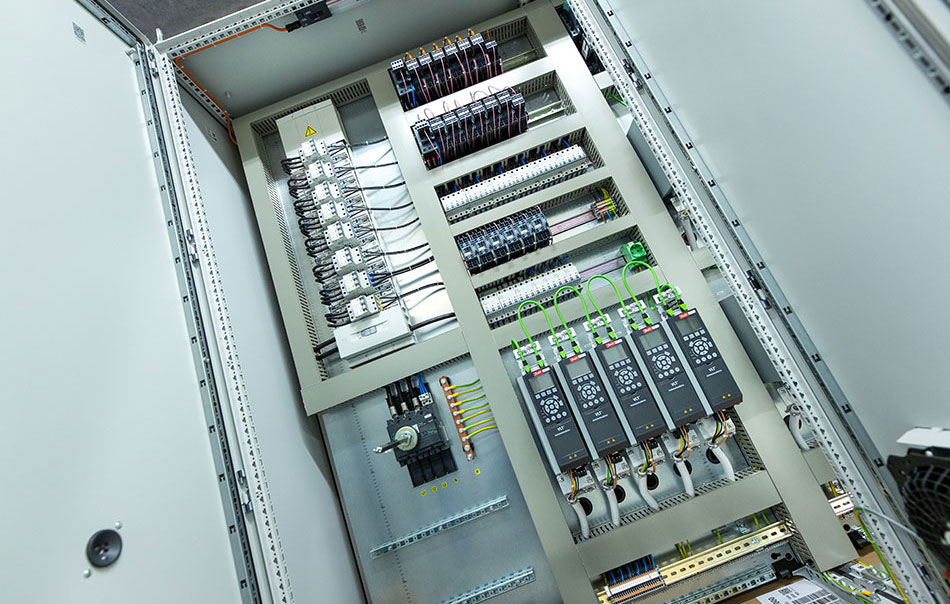 Elektrotechnisch bedrijf uit de Achterhoek, Krabbenborg Electrotechniek, is specialist in paneelbouw, hardware en software engineering en elektrotechnische installaties.